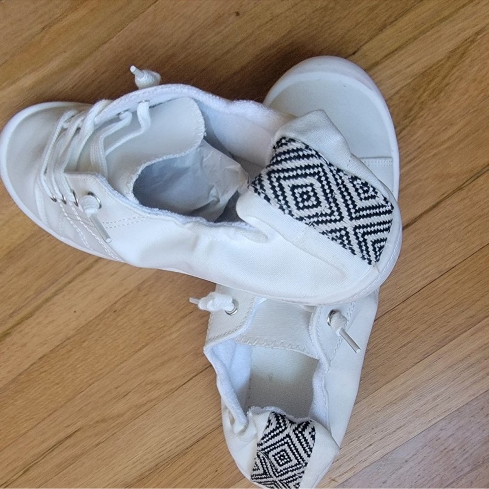 White Casual Women's Slip On Sneakers - Picture 2 of 3